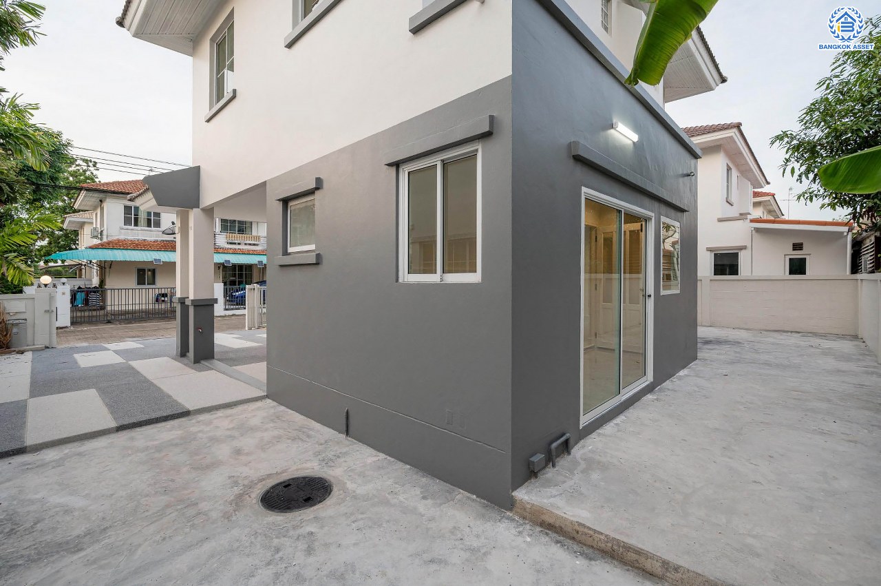 บ้านมือสองตกแต่งใหม่ โครงการ ชลลดา วัดลาดปลาดุก คุณภาพระดับ L&H บนเนื้อที่ 52.5 ตร.ว. พร้อมฟังก์ชัน 3 ห้องนอน 2 ห้องน้ำ จอดรถได้ 1 คัน บนทำเลศักยภาพ เพียง 15 นาทีถึงเซ็นทรัลเวสท์เกต ใกล้รถไฟฟ้าสายสีม่วง "สถานีคลองบางไผ่"